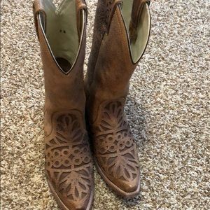 Women’s size 8 Ariat boots.  barely worn